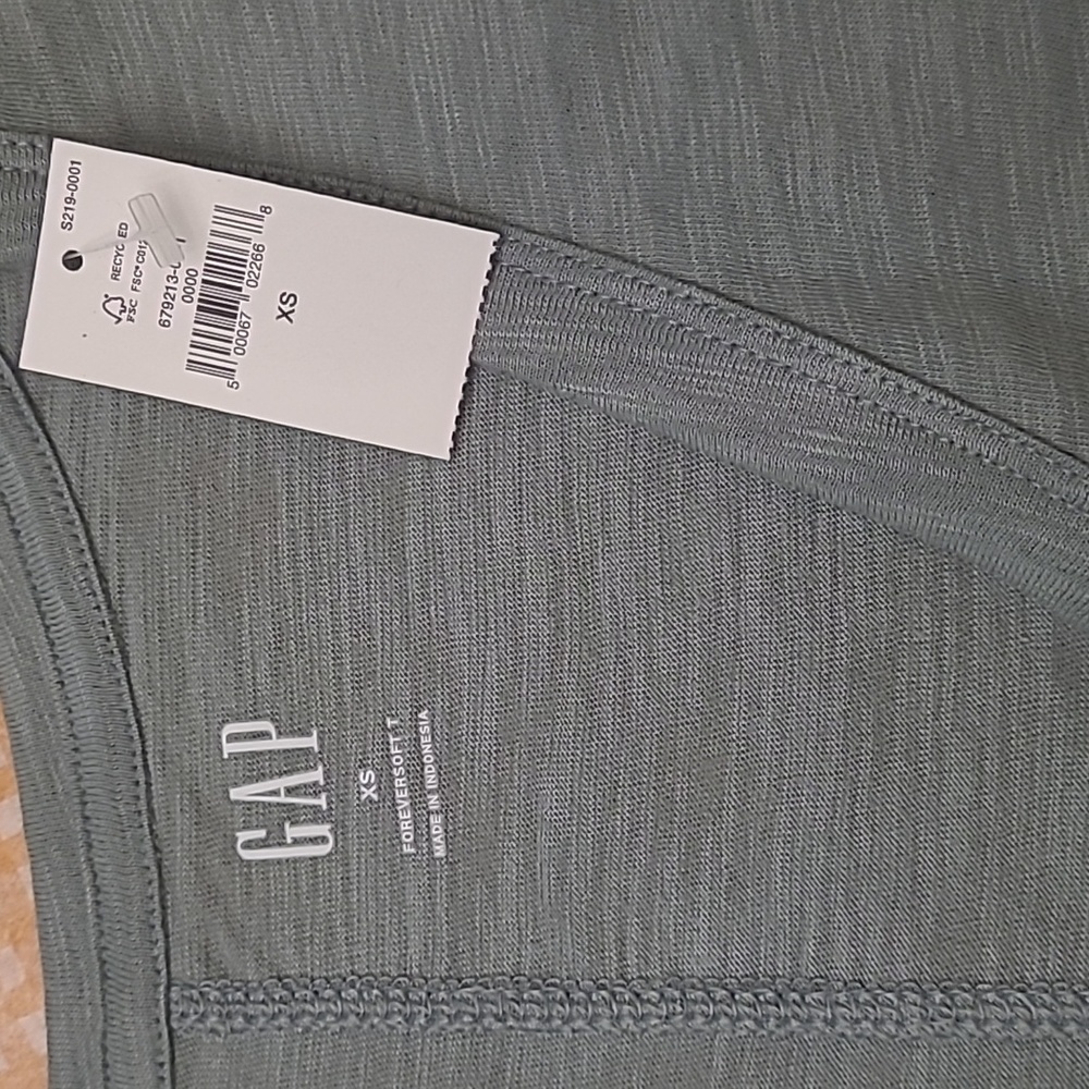 NWT GAP Green V-Neck T-Shirt Size XS - Picture 5 of 5